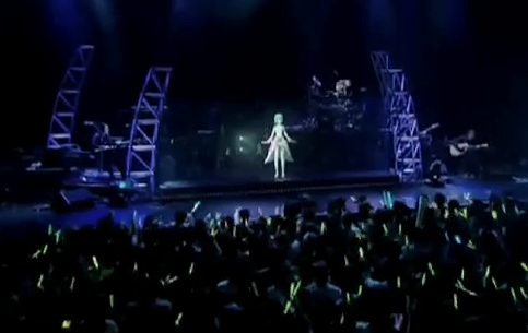 Miku w musicians n audence during 'Alice'.png