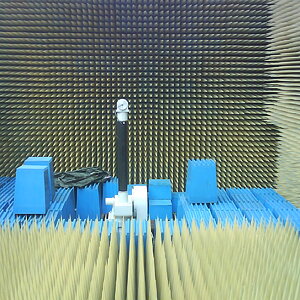 Near field anechoic chamber with a 3D positioner
